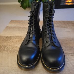 Dr. Marten's Smooth Leather 1490 Bex Boot W8